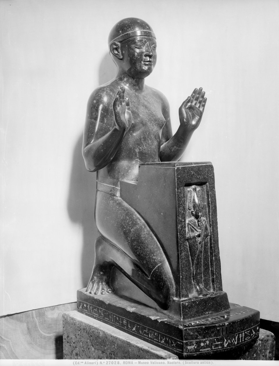 Estátua naoforosa de um homem (basalto) de Egyptian