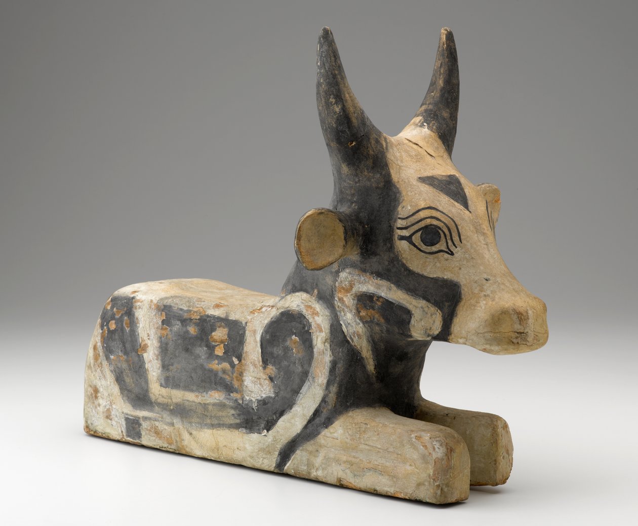 Touro Reclinado, 305-30 aC (madeira com gesso e tinta) de Egyptian