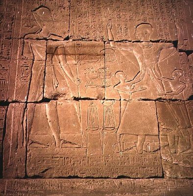 Relevo representando um faraó e sua família (arenito) (veja também 59220) de Egyptian