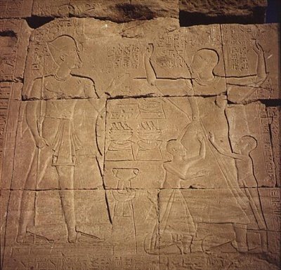 Relevo retratando um faraó e sua família (arenito) (veja também 59222) de Egyptian
