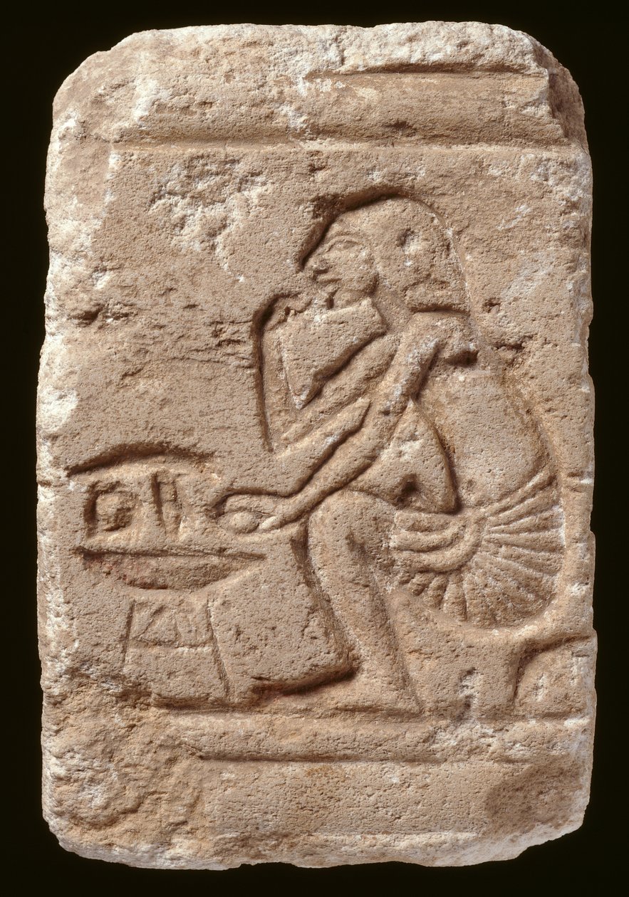 Alívio de um homem sentado ao lado de uma mesa, Amarna Period (calcário) de Egyptian