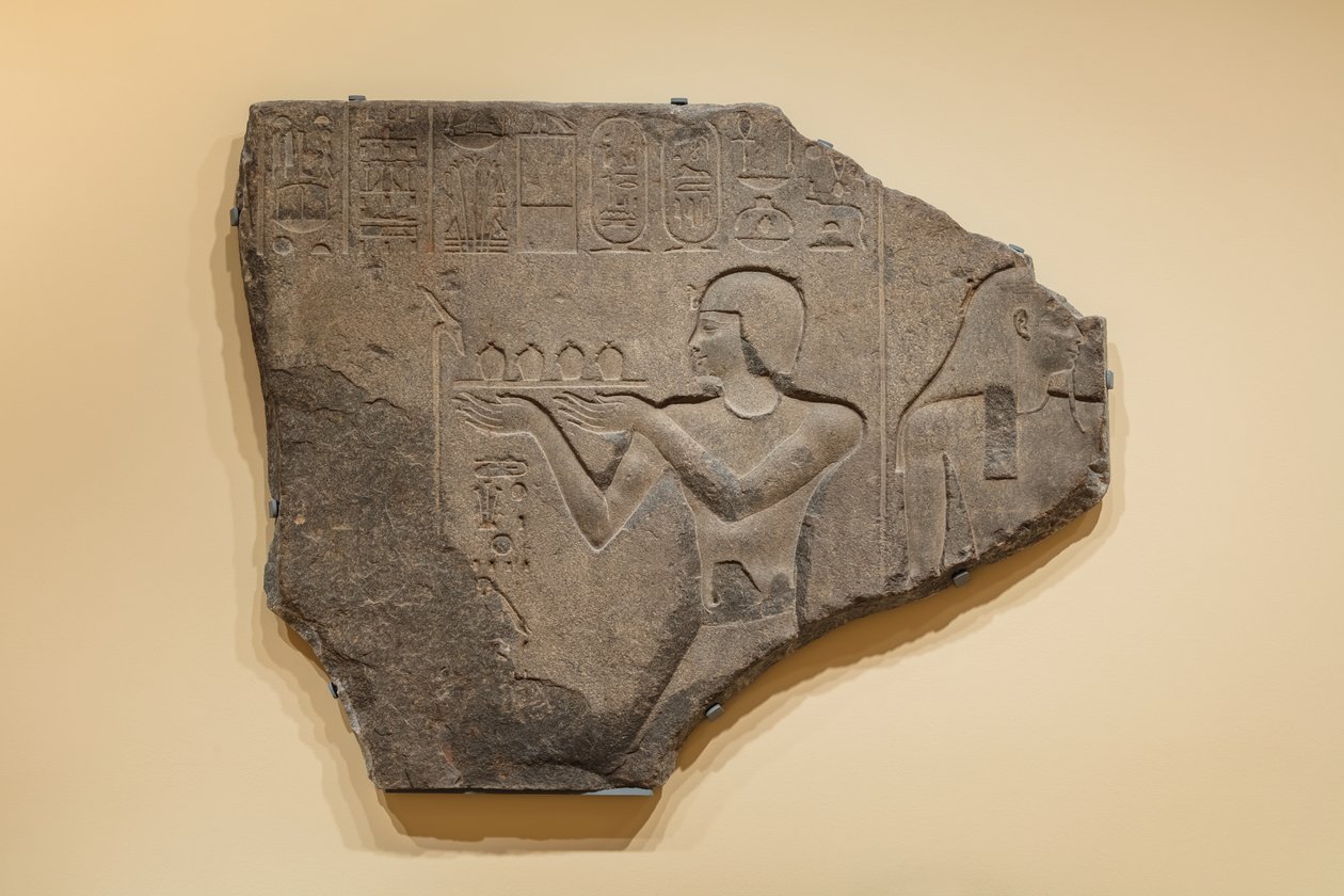 Alívio com Ptolomeu II fazendo uma oferenda a um deus, 285-246 a.C. (Granito) de Egyptian