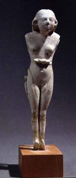 Estatueta de uma fêmea nua, Thinite Period, c.3100-2700 aC (hipopótamo marfim) de Egyptian