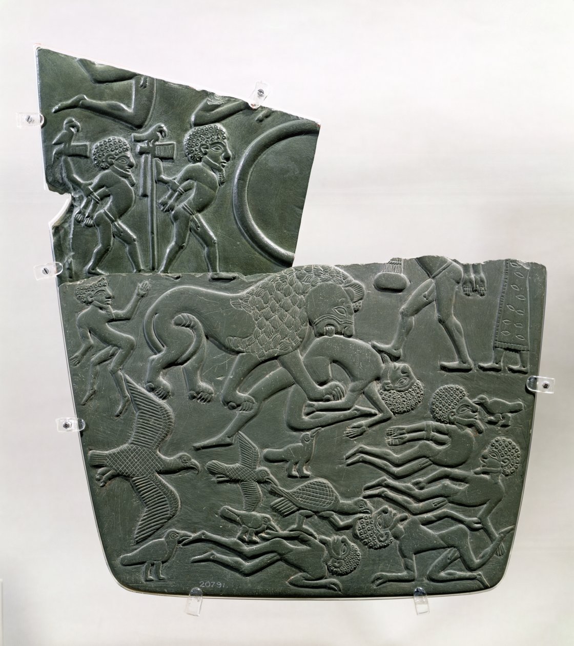 A paleta do campo de batalha, retratando cativos e mortos vítimas de batalha, este último predado por animais selvagens, tardio pré-dinástico à 1ª dinastia, c.3100 aC (xisto cinzento) de Egyptian