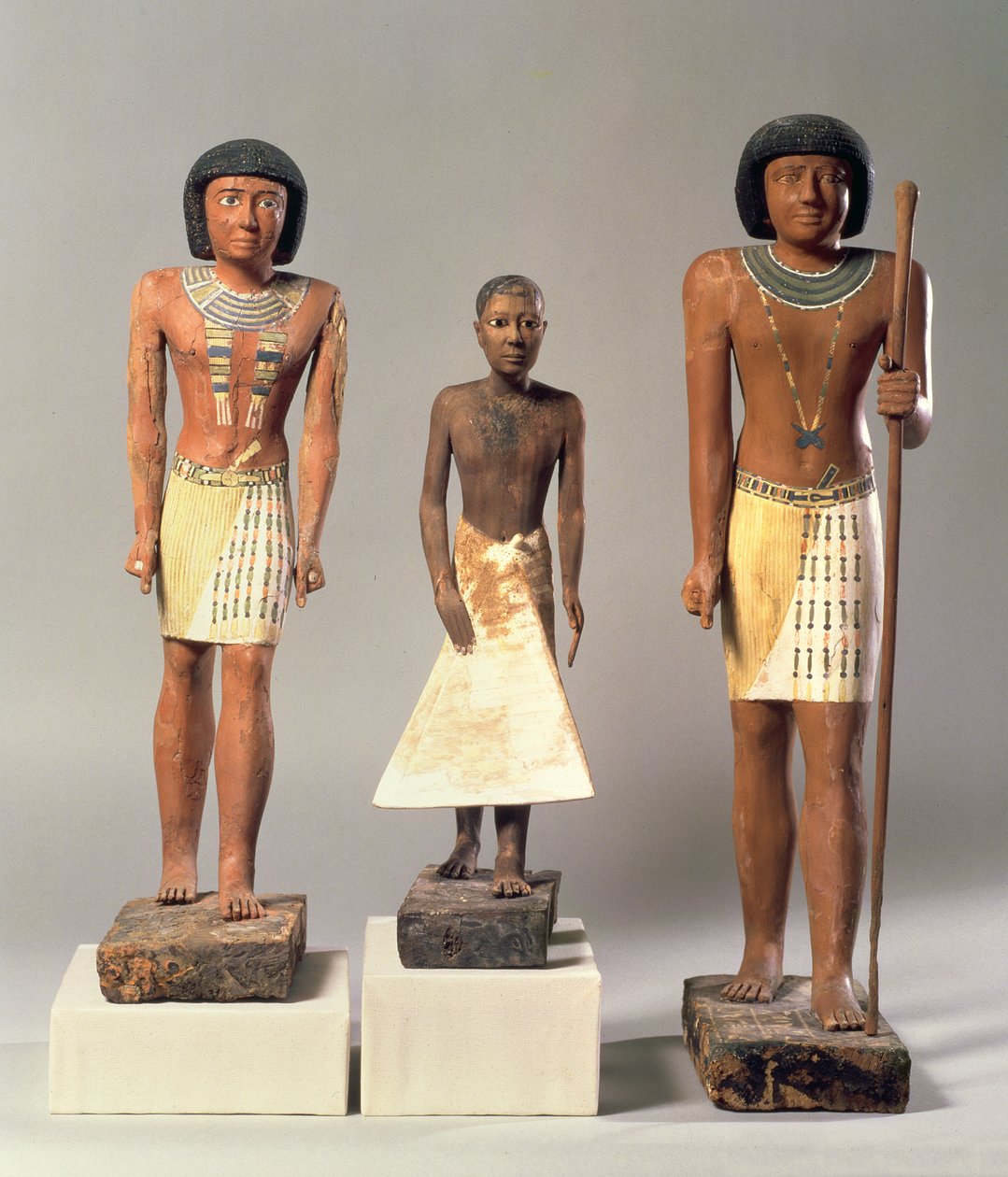Três estátuas de Metjetji, possivelmente de Saqqara, Antigo Império, final da dinastia V até a primeira dinastia VI (c.2360-2340 aC) (madeira pintada, pedra, gesso e metal) de Egyptian