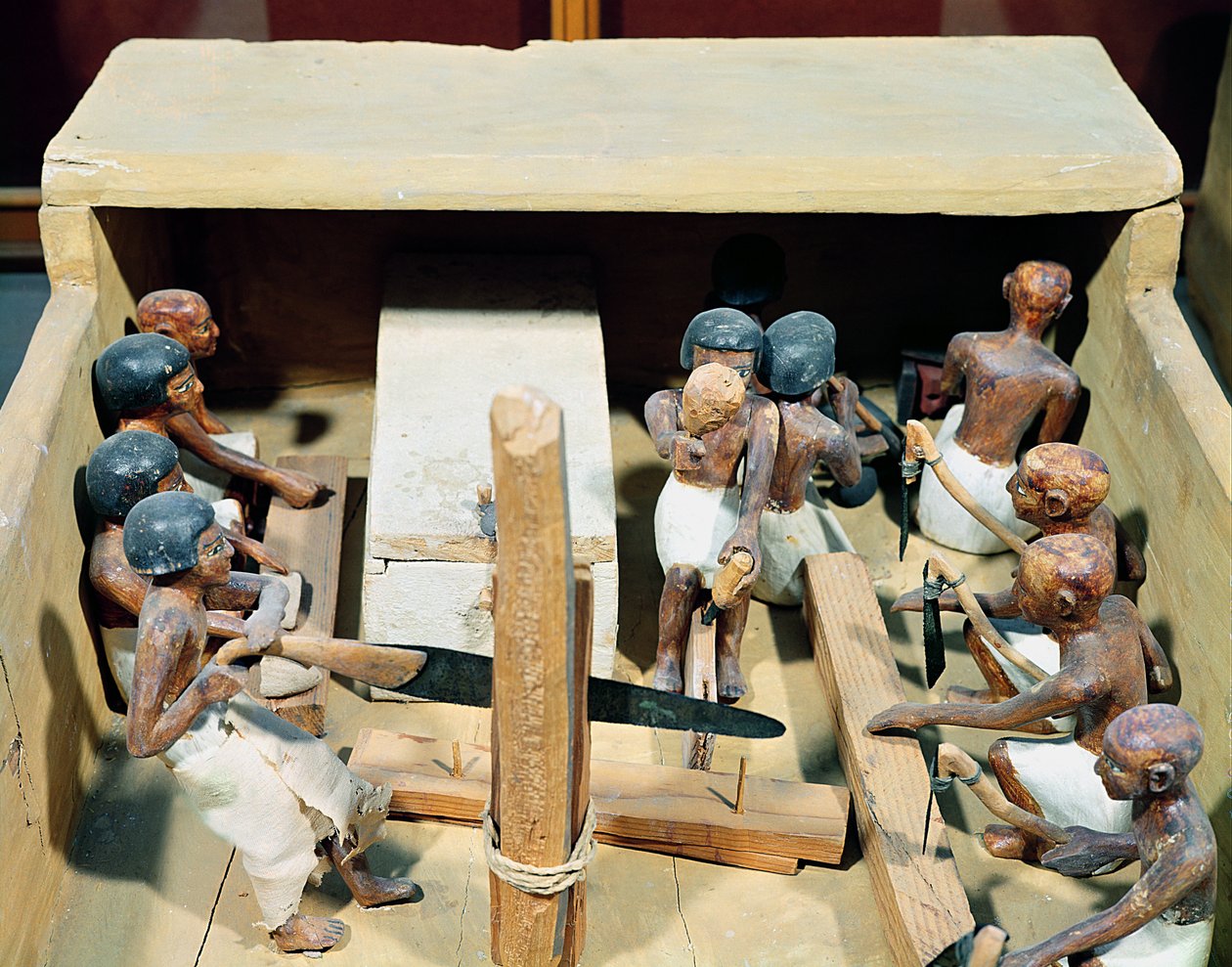 Modelo funerário de uma oficina de carpintaria, do túmulo de Meketre, Vale dos Nobres, Reino Médio, c.2000 aC (madeira pintada) de Egyptian 11th Dynasty