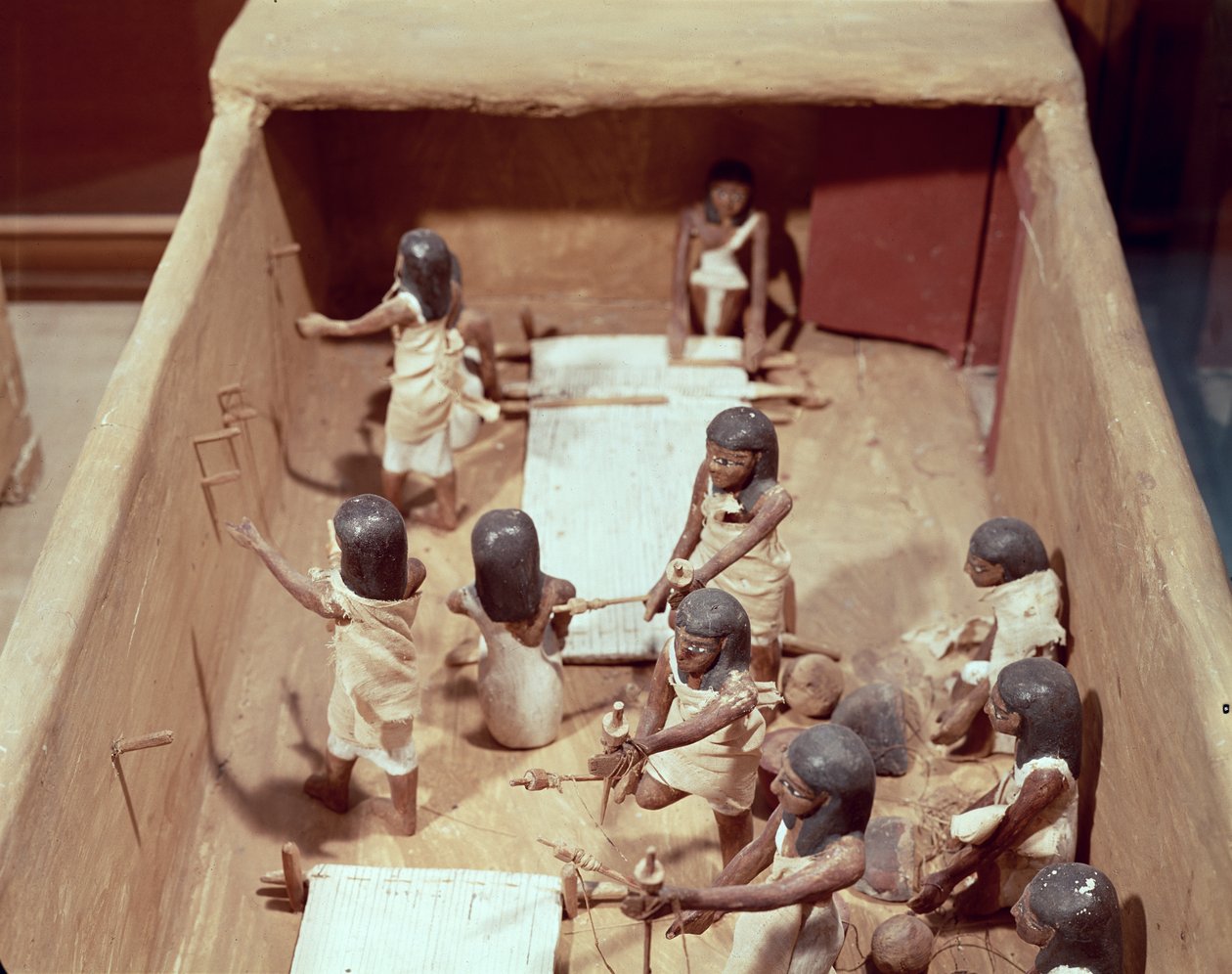 Modelo funerário de uma oficina têxtil, do túmulo de Meketre, Vale dos Nobres, Reino Médio, c.2000 aC (madeira pintada) de Egyptian 11th Dynasty