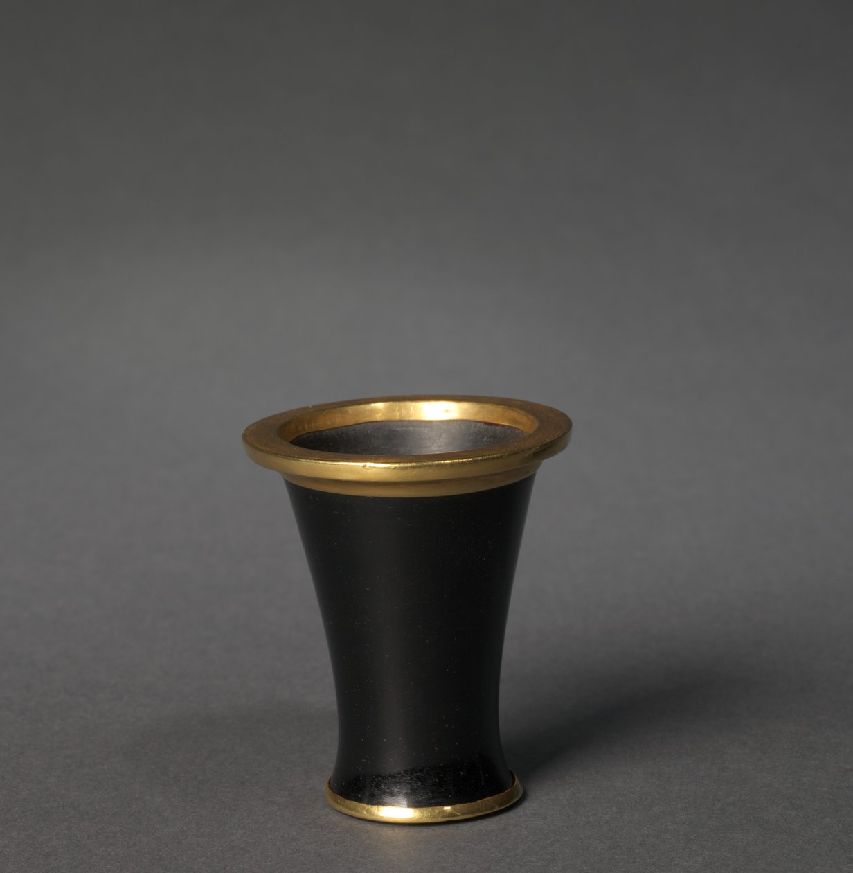 Vaso Cosmético (Beaker), c.1859-1814 BC (obsidiana e dourada) de Egyptian 12th Dynasty