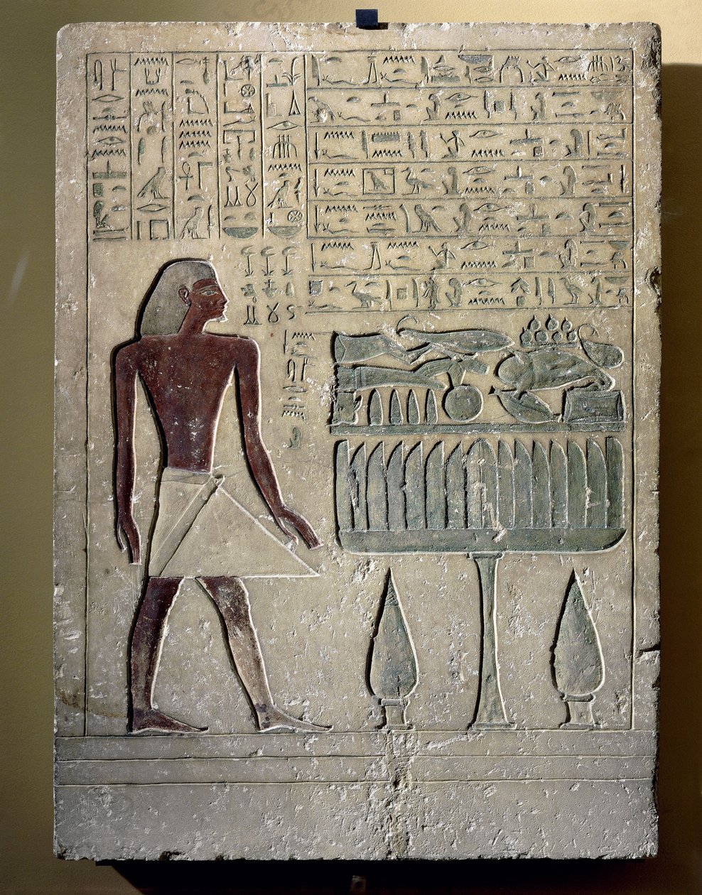 Estela de calcário pintado representando Senusret na sua mesa de oferendas de Egyptian 12th Dynasty