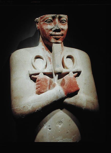 Estátua de Sesostris I (c.1918-1875 aC) segurando o ankh em ambas as mãos cruzadas sobre o peito, do Templo de Karnak, New Kingdom (pedra pintada) de Egyptian 12th Dynasty