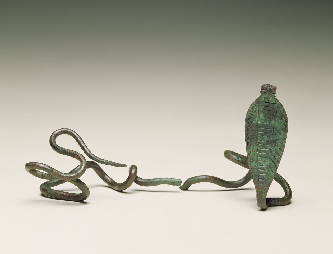 Varinha em forma de uraeus, do túmulo 5 do Ramesseum, Tebas, Middle Kingdom, 1773-1650 aC (liga de cobre) de Egyptian 13th Dynasty