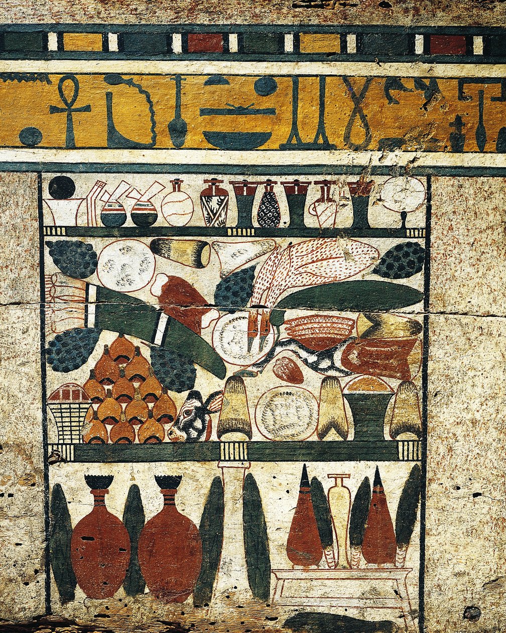 Pormenor de painel de madeira rebocado e pintado com amontoado de ofertas funerárias, do sarcófago de Ibi de Egyptian 17th Dynasty