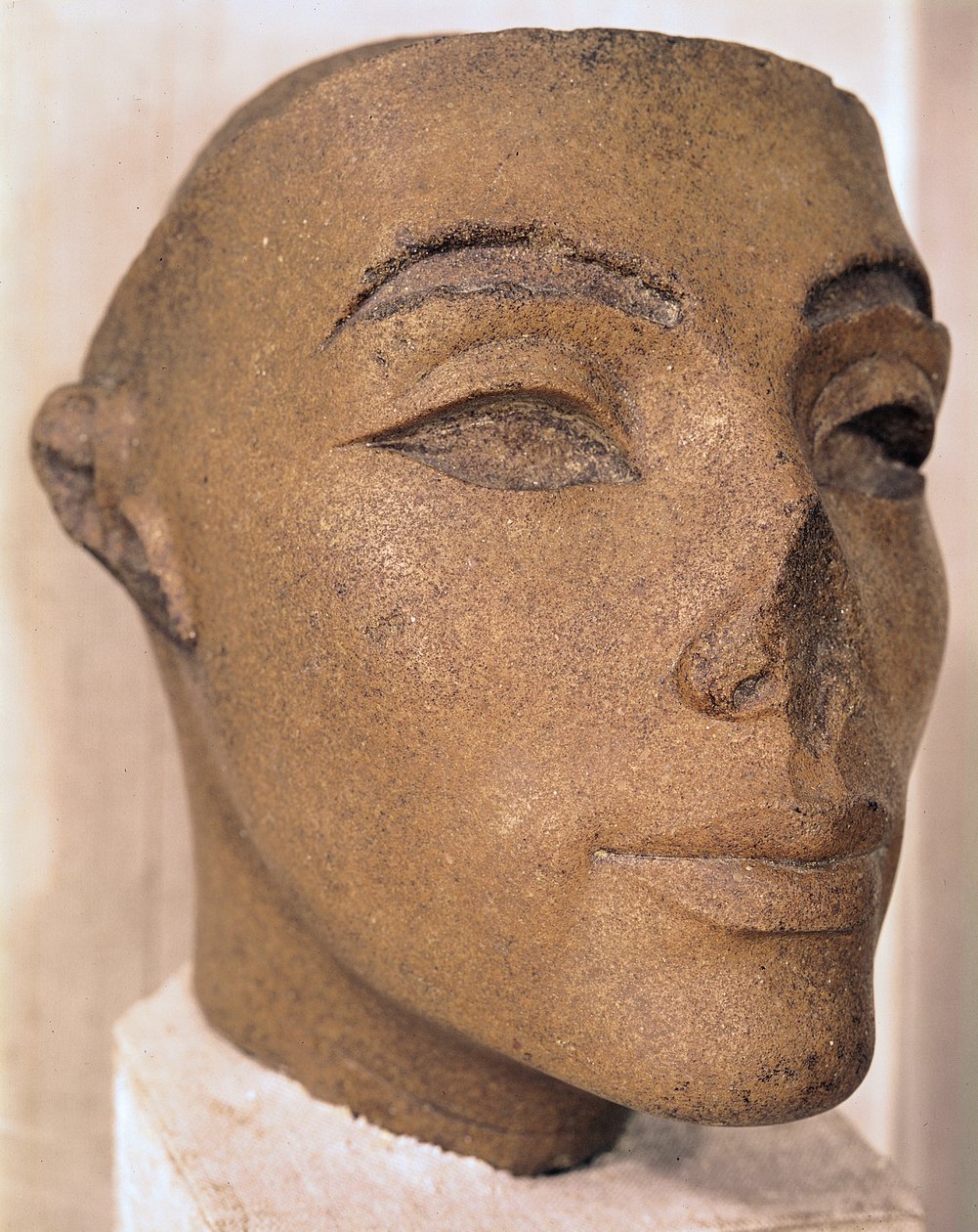 Uma cabeça real, possivelmente de Nefertiti, de Memphis, New Kingdom (quartzito) (veja também 226534) de Egyptian 18th Dynasty