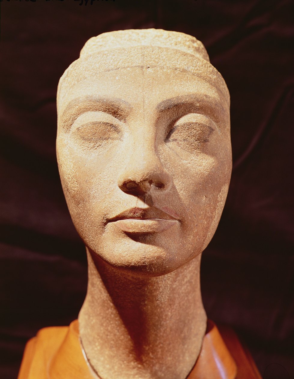 Uma cabeça real, possivelmente de Nefertiti, de Memphis, New Kingdom (quartzito) (veja também 158683) de Egyptian 18th Dynasty