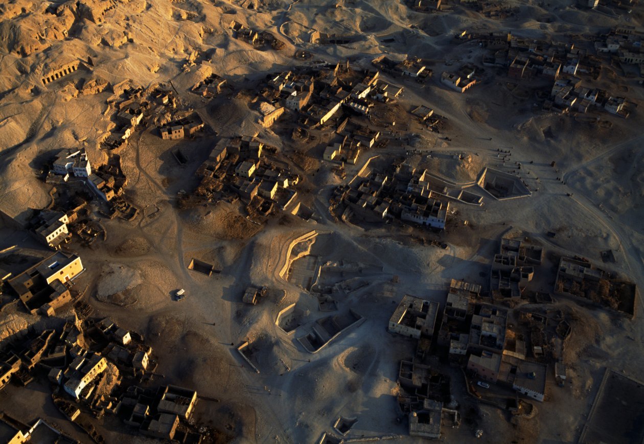 Vista aérea do sítio arqueológico de Qurna, Sheikh Abd el-Qurna, Necrópole Tebana, Egipto, Novo Reino, Dinastia XVIII-XIX de Egyptian 18th Dynasty