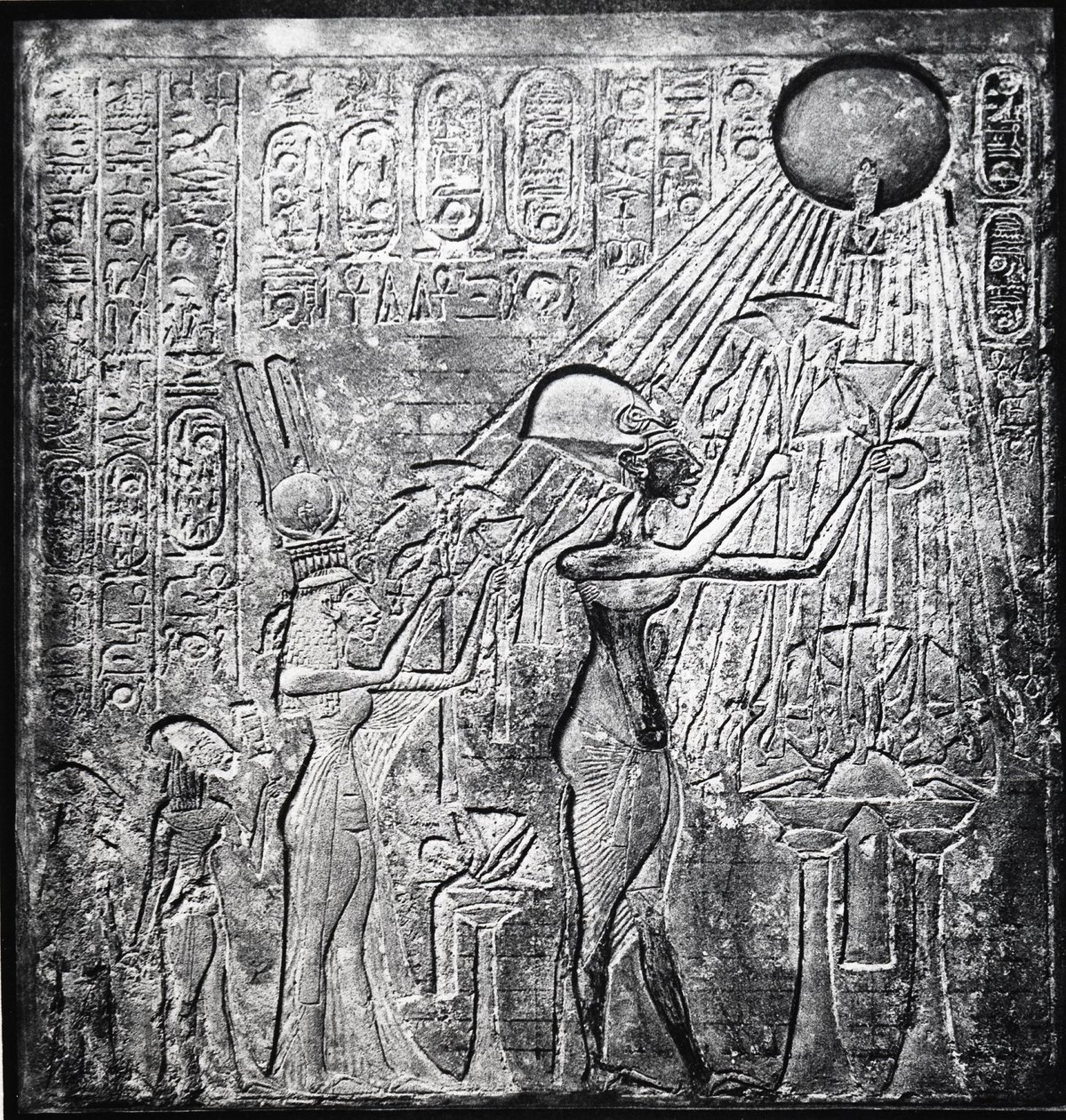 Akhenaten (Amenhotep IV) faraó herege, reinou de c150 aC, aqui com Nefertiti e suas duas filhas oferecendo presentes ao Sol. Alívio originalmente no Templo do Sol, Tebas. Roupas de linho de Egyptian 18th Dynasty