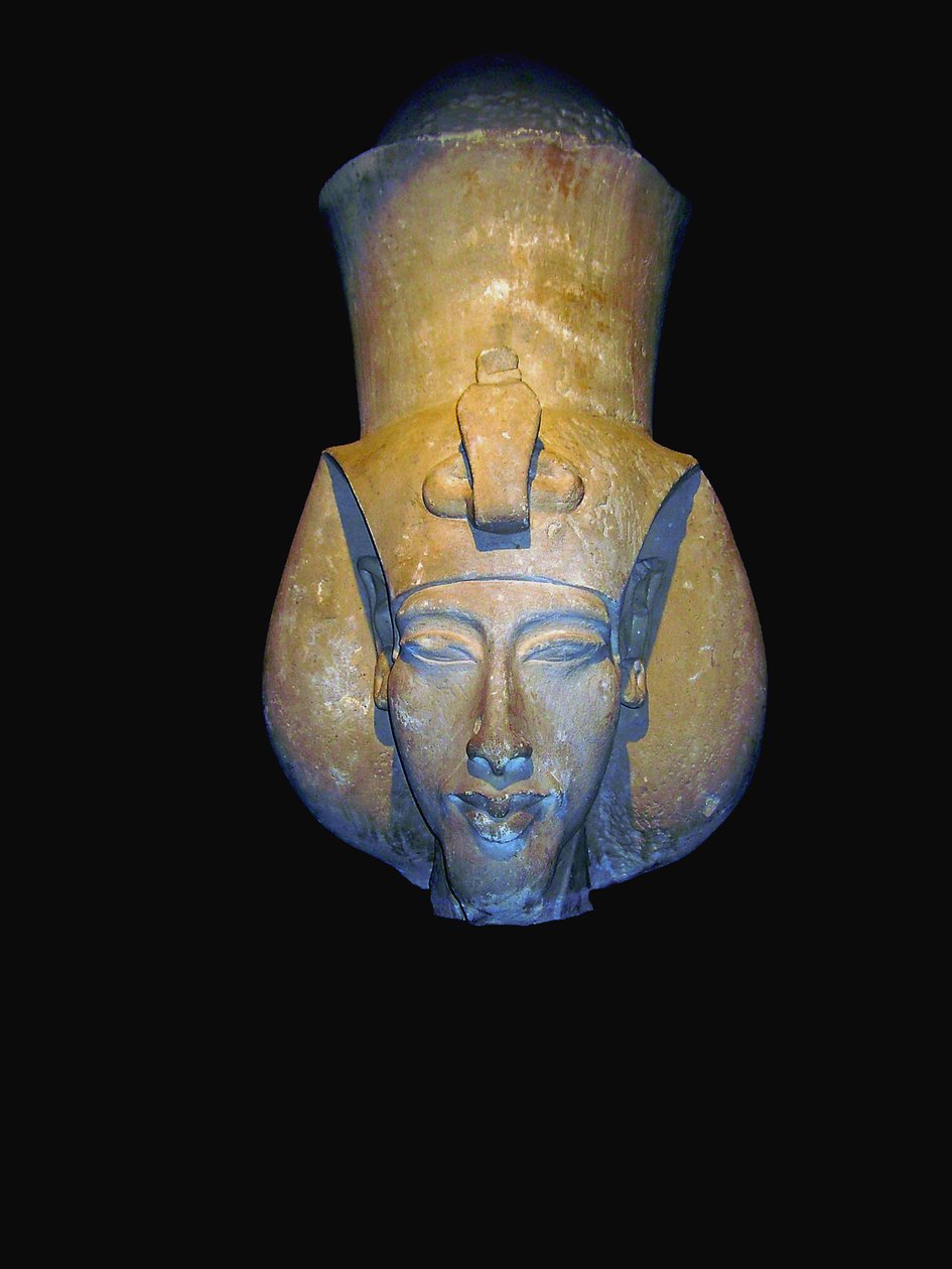Akhenaten. Amenhotep IV (às vezes dada a sua forma grega, Amenophis IV, e que significa Amun é Satisfeito), um faraó da Décima Oitava Dinastia do Egito, governou por 17 anos e morreu em 1336 AC ou 1334 AC. Ele abandonou o politeísmo tradicional egípcio e i de Egyptian 18th Dynasty
