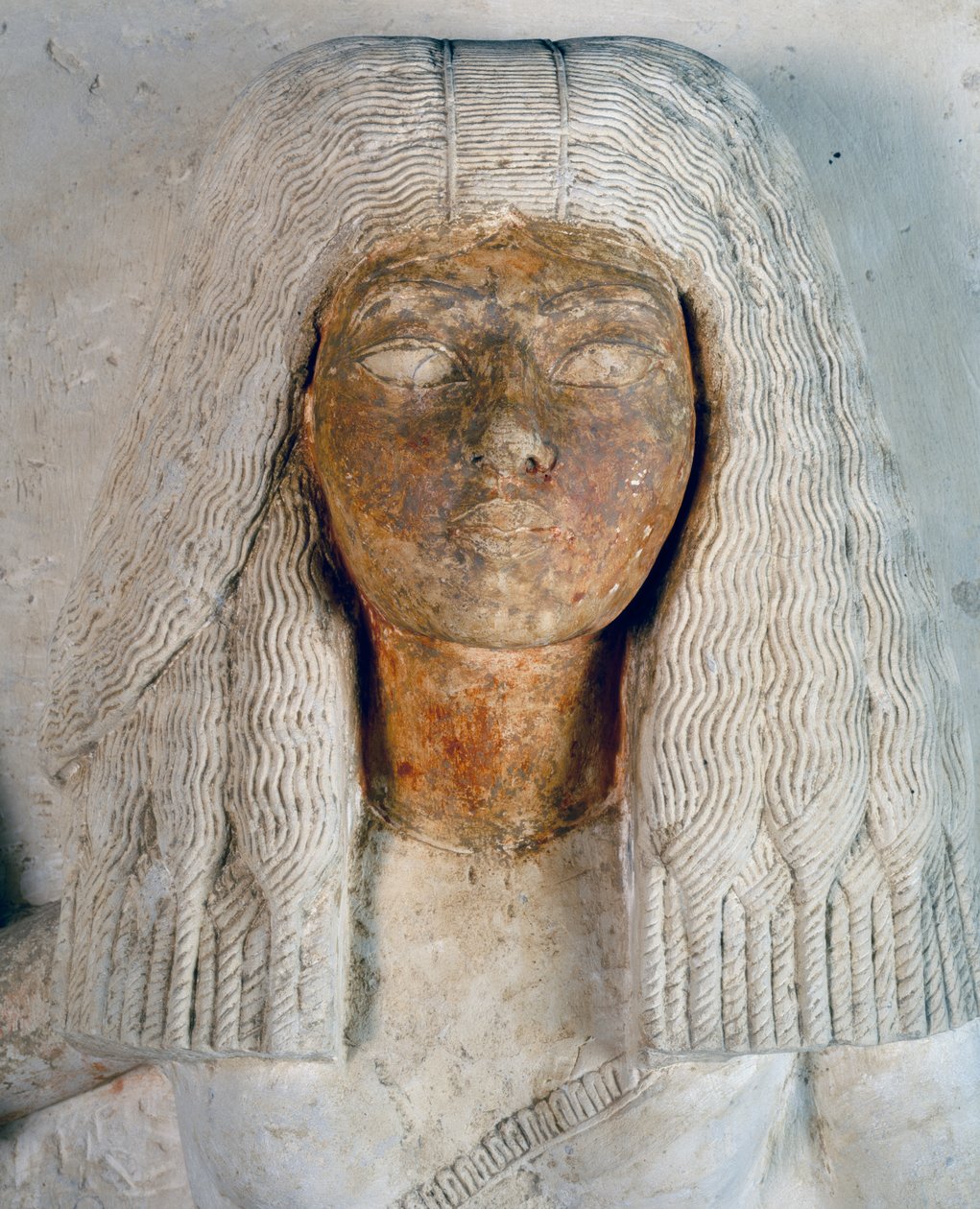 O rosto de Aniuia, a esposa do escriba Meryneith, detalhe da estátua dupla do sumo sacerdote Meryneith e sua esposa Aniuia, calcário pintado datado do reinado de Akhenaten, Saqqara. Civilização egípcia, Reino Novo, Dinastia XVIII. de Egyptian 18th Dynasty