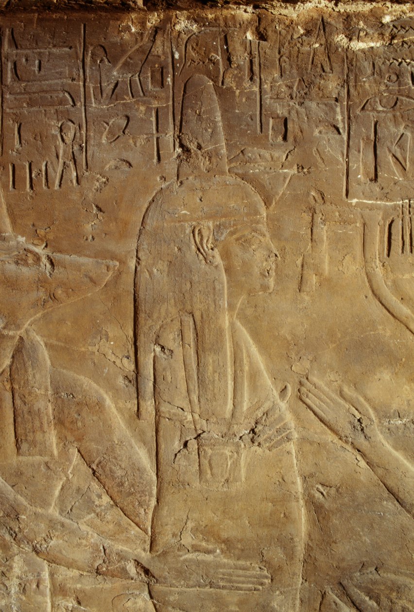 Anúbis segurando a múmia, relevo do túmulo de Maia, ama de leite de Tutankhamon, Saqqara, Egito, Civilização Egípcia, Novo Reino, Dinastia XVIII, pormenor de Egyptian 18th Dynasty