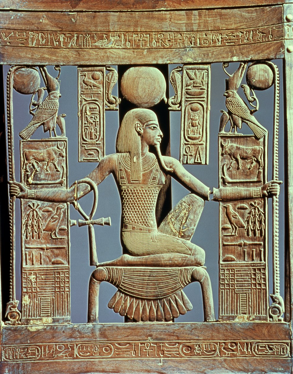 Atrás de uma cadeira do túmulo de Tutancâmon (c.1370-52 aC), representando o espírito de milhões de anos, o Novo Reino (cedro) (ver também 227983) de Egyptian 18th Dynasty
