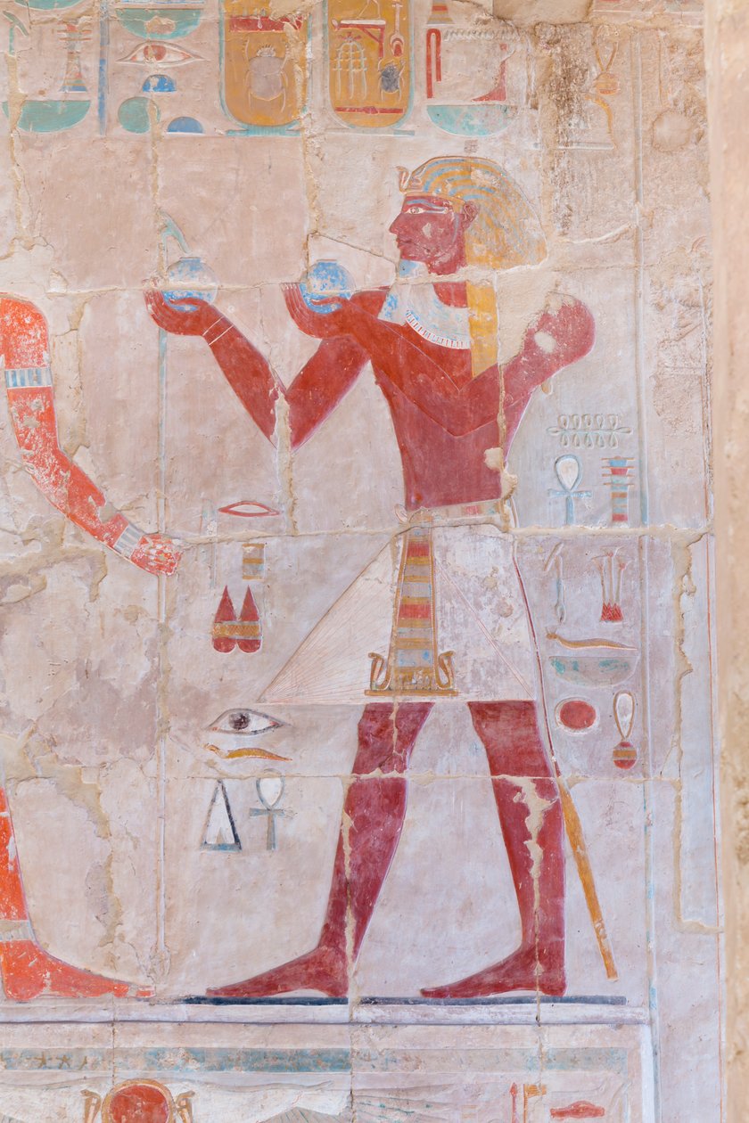 Imagem em baixo relevo representando um faraó a fazer oferendas, templo Hatshepsut de Deir Al Bahari, Luxor, Egipto (foto) de Egyptian 18th Dynasty