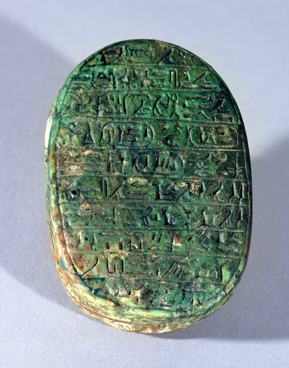 Base de um escaravelho matrimonial de Amenhotep III (c.1417-1379 aC) e da Rainha Tiye, Novo Reino, c.1391-1353 aC de Egyptian 18th Dynasty