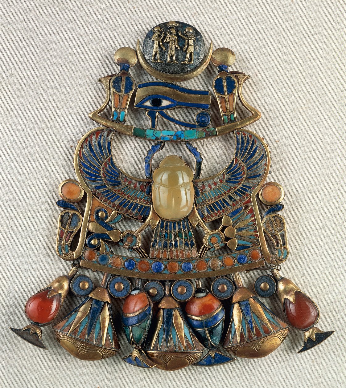 Peitoral com emblemas solares e lunares, do Túmulo de Tutankhamon, Tebas, Egipto, Arte de ourives, Civilização egípcia, Novo Reino, Dinastia XVIII de Egyptian 18th Dynasty