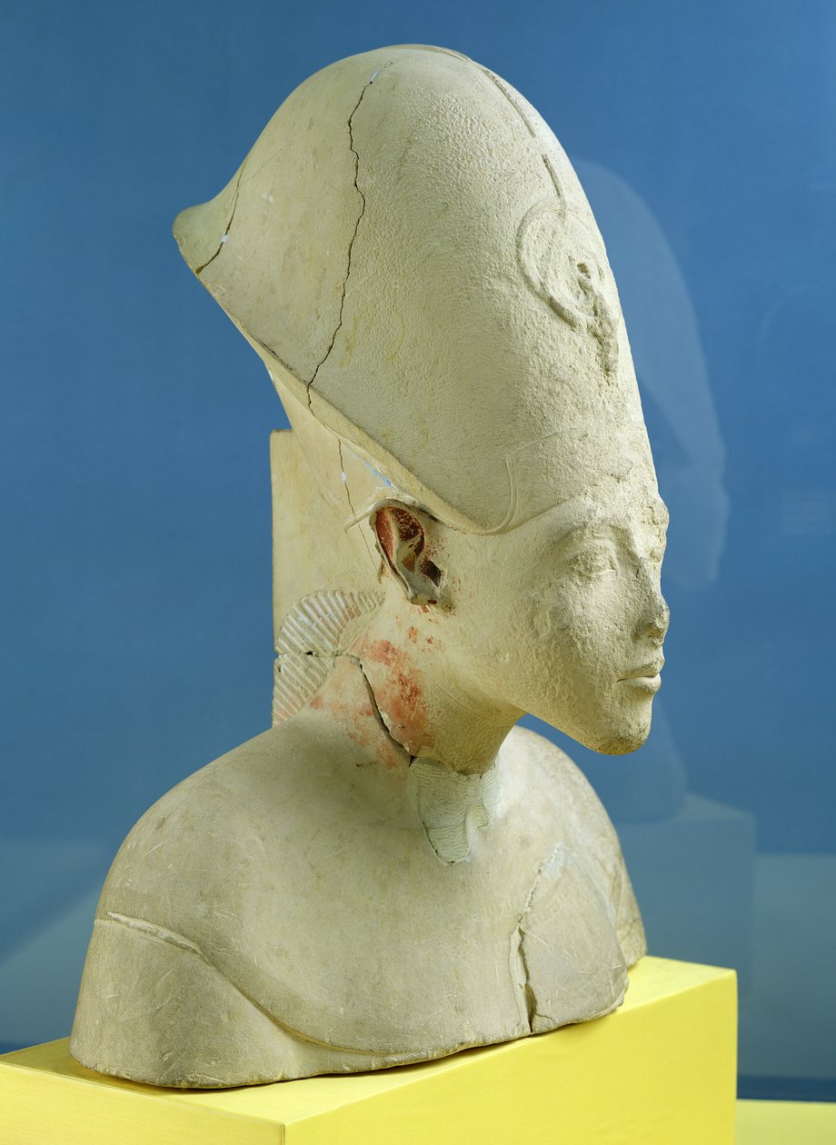 Busto de Amenophis IV (Akhenaton) de Tell el-Amarna, Período de Amarna, Novo Reino, c.1353-1337 aC (calcário) (ver também 107947) de Egyptian 18th Dynasty