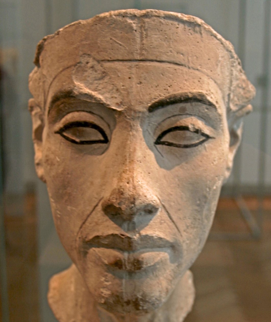 Busto de Nefertiti (c1370- c1330 a.C.) Grande Esposa Real (consorte chefe) ao Faraó Akhenaten egípcio. Nefertiti e seu marido eram conhecidos por uma revolução religiosa. Eles começaram a adorar apenas um deus, Aten, o disco do sol. de Egyptian 18th Dynasty