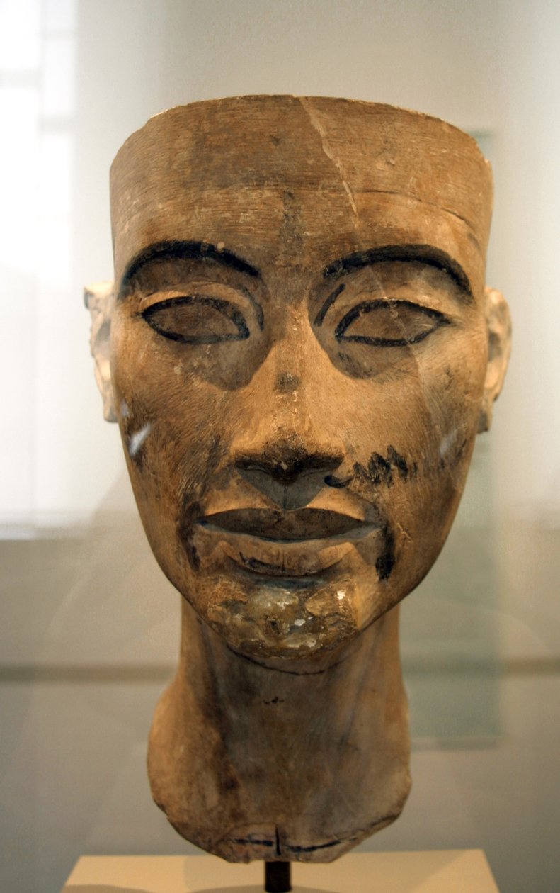 Busto de Nefertiti (c1370- c1330 a.C.) Grande Esposa Real (consorte chefe) ao Faraó Akhenaten egípcio. Nefertiti e seu marido eram conhecidos por uma revolução religiosa. Eles começaram a adorar apenas um deus, Aten, o disco do sol. de Egyptian 18th Dynasty