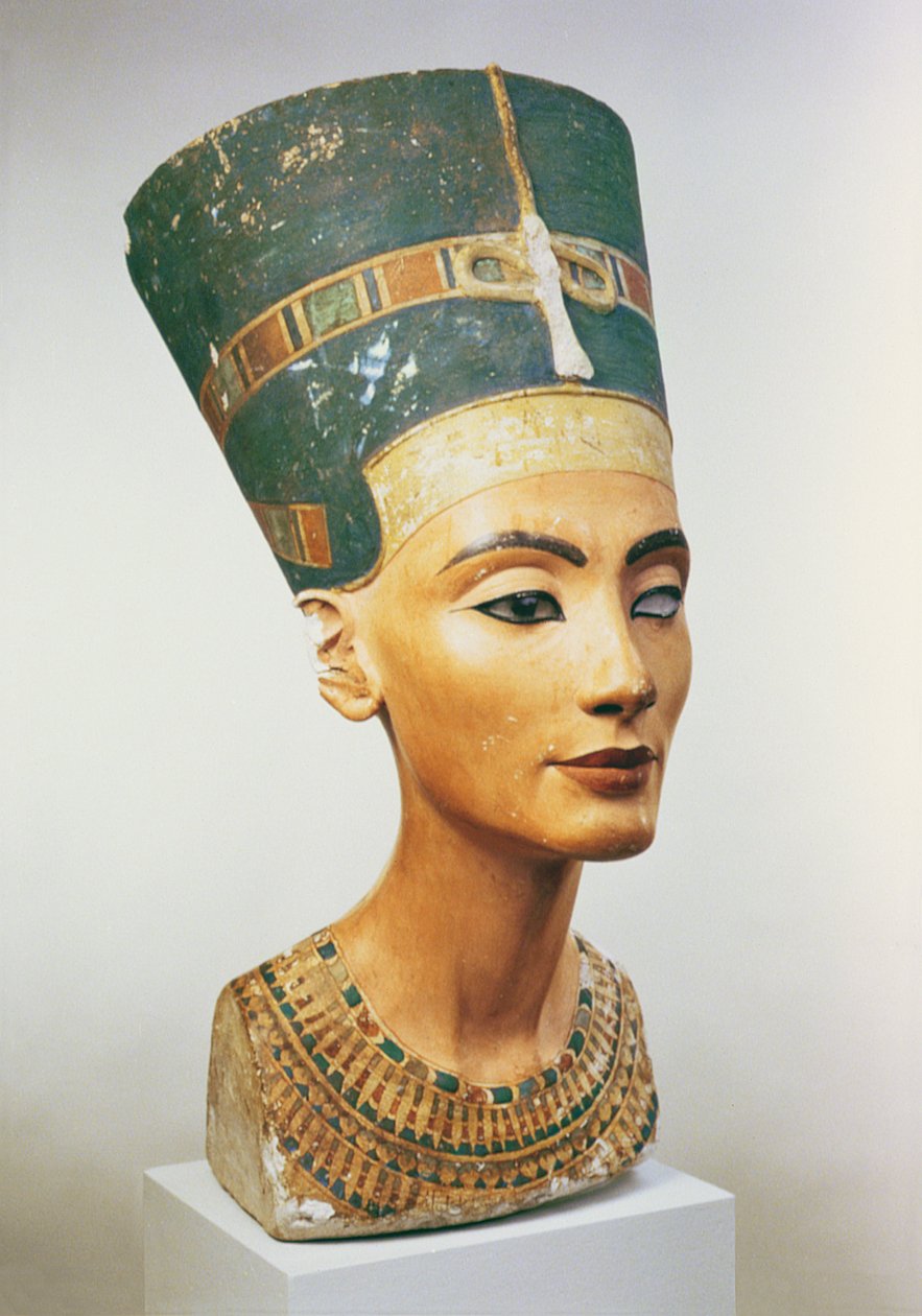 Busto da rainha Nefertiti, do ateliê do escultor Thutmose em Tell el-Amarna (calcário pintado) (ver também 114019, 114020 e 267404) de Egyptian 18th Dynasty