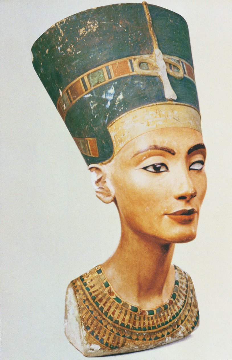 Busto da rainha Nefertiti, do ateliê do escultor Thutmose em Tell el-Amarna (calcário pintado) (ver também 114018, 114019 e 114020) de Egyptian 18th Dynasty