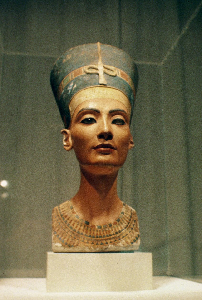 Busto da rainha Nefertiti, vista frontal, do ateliê do escultor Thutmose em Tell el-Amarna (calcário pintado) (ver também 114018-20) de Egyptian 18th Dynasty