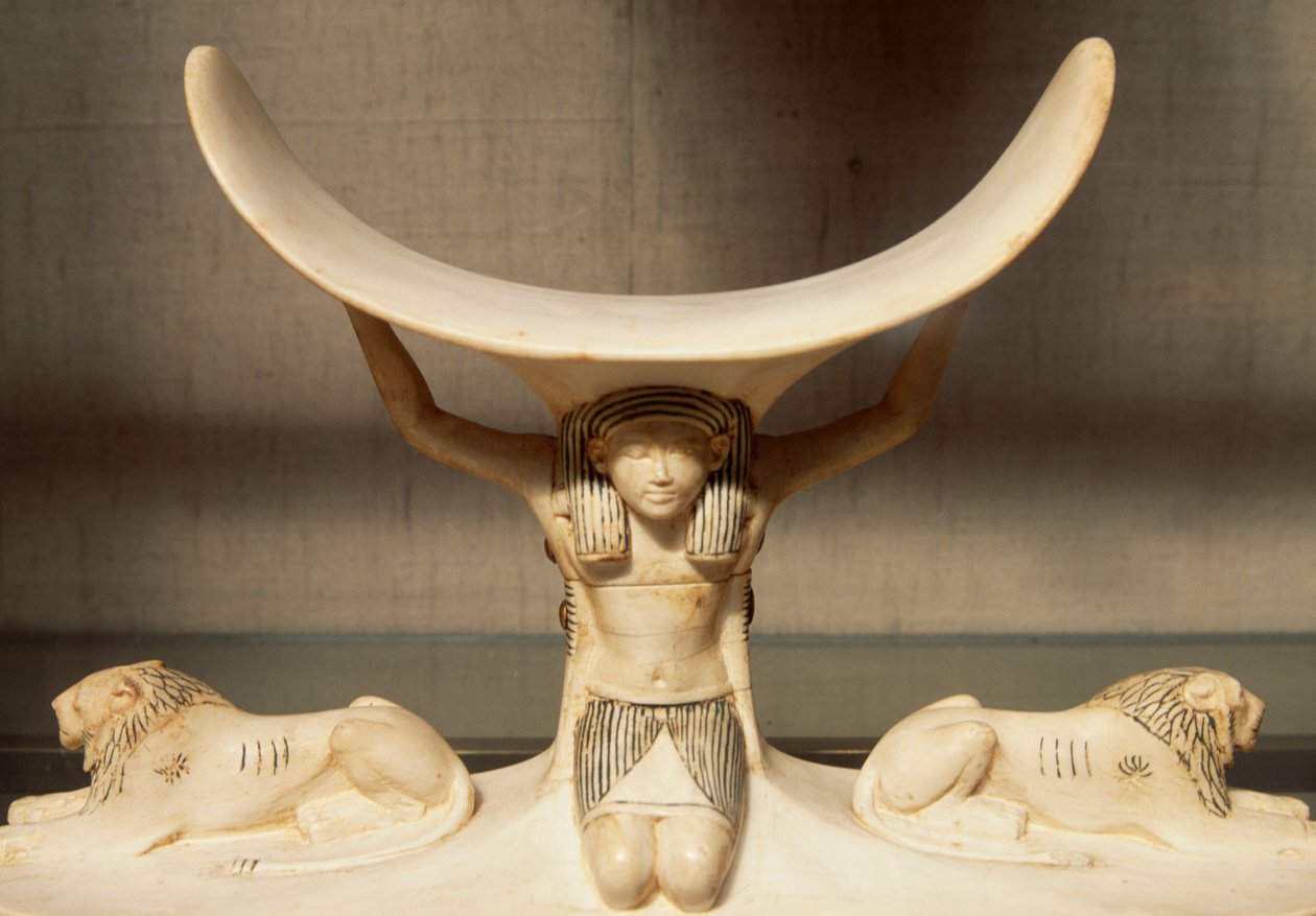 Apoio de cabeça esculpido em marfim apoiado por Shu, personificação do ar, da Tumba de Tutankhamun, civilização egípcia, XVIII Dinastia de Egyptian 18th Dynasty