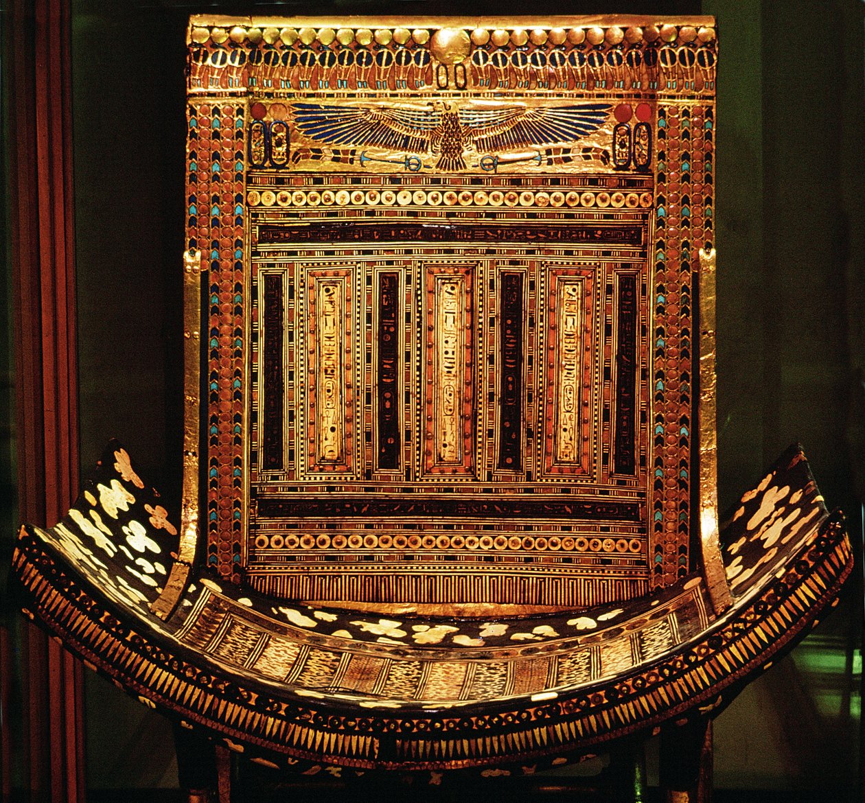 Cadeira Cerimonial de Tutankhamun, detalhe do assento e costas curvas, New Kingdom, c.1325 BC (madeira dourada e incrustada) (detalhe de 59232) de Egyptian 18th Dynasty