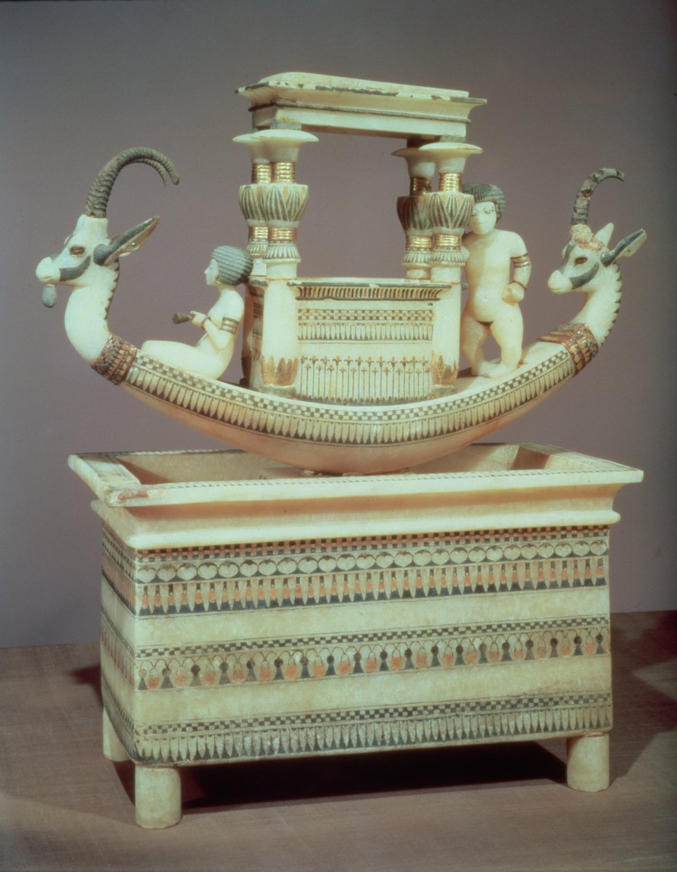 Peito com um barco decorado com duas cabeças de um íbex sírio e duas figuras femininas que se acredita serem a Princesa Mutnedjmet, do túmulo de Tutancâmon (c.1370-52 aC) Novo Reino (alabastro) (ver também 1494 de Egyptian 18th Dynasty