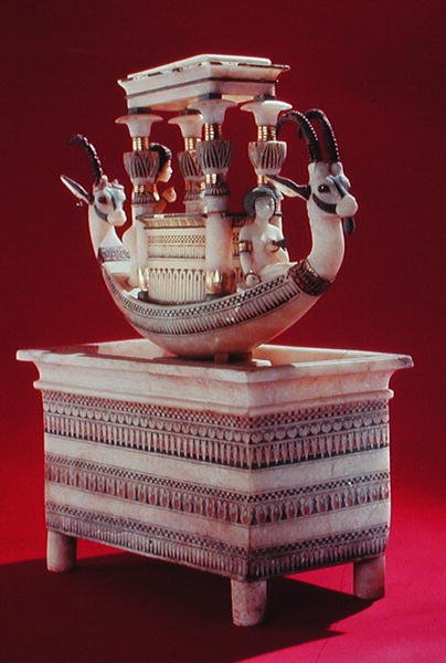 Peito com um barco decorado com duas cabeças de um íbex sírio e duas figuras femininas que se acredita serem a Princesa Mutnedjmet, do túmulo de Tutancâmon (c.1370-1352 aC). Novo reino (alabastro) (ver também 14 de Egyptian 18th Dynasty