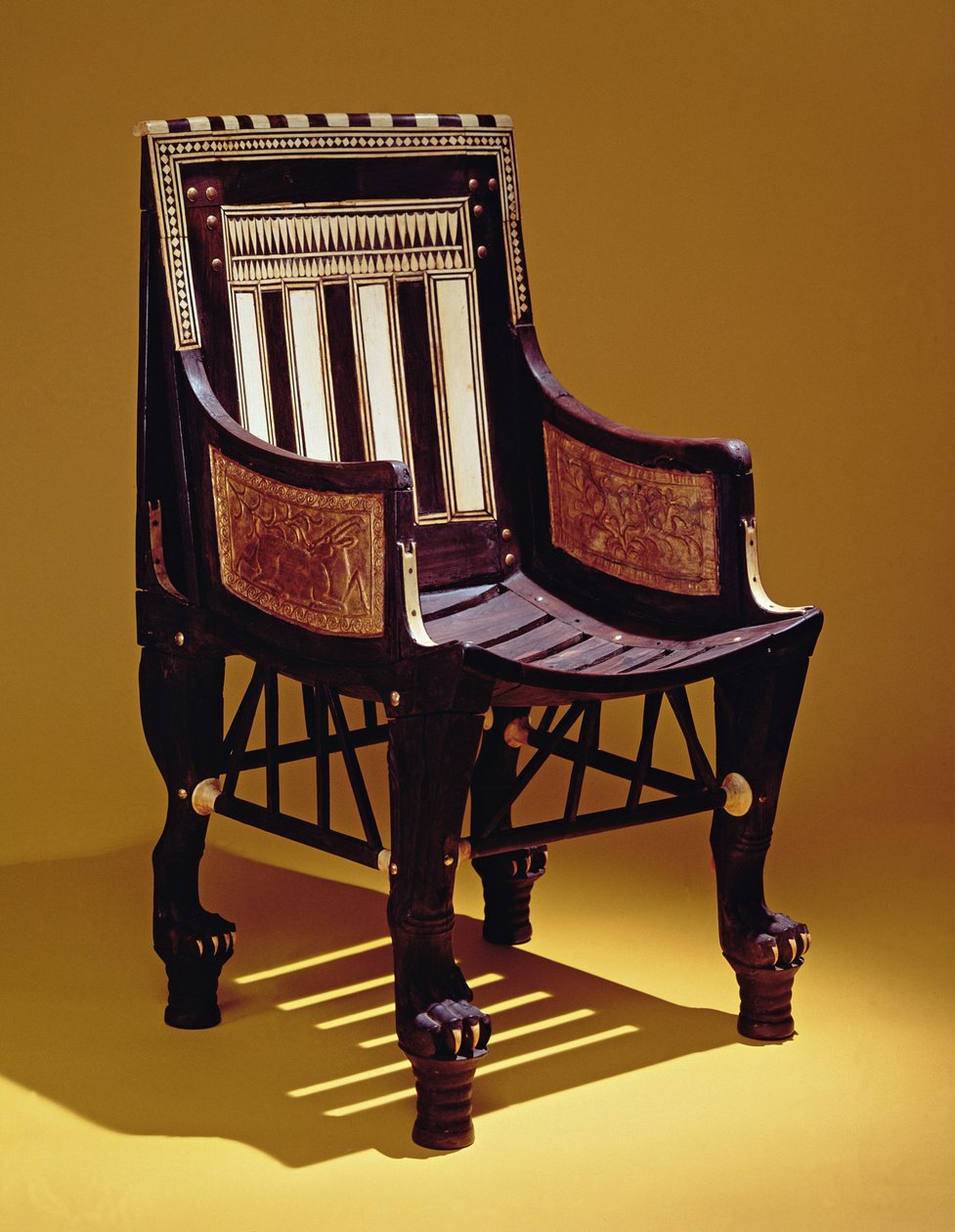 Cadeira de criança, do túmulo de Tutankhamon, New Kingdom (madeira com marchetaria de marfim) de Egyptian 18th Dynasty
