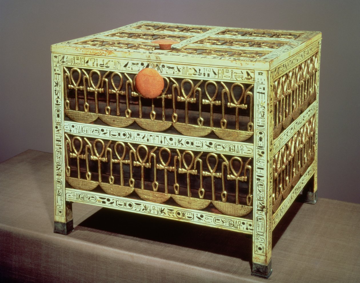 Arcas do tesouro do túmulo de Tutancâmon (c.1370-52 aC) Novo Reino (madeira e marfim com ouro aplicado e prata) de Egyptian 18th Dynasty
