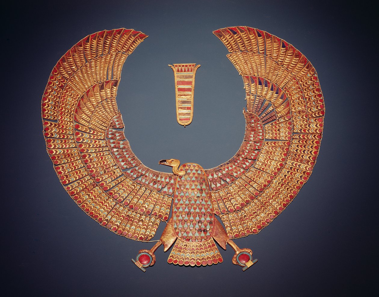 Colar na forma da deusa abutre Nekhbet, do túmulo de Tutancâmon (c.1370-1352 aC) Novo Reino (ouro incrustado com pedras semipreciosas) (ver também 153789) de Egyptian 18th Dynasty