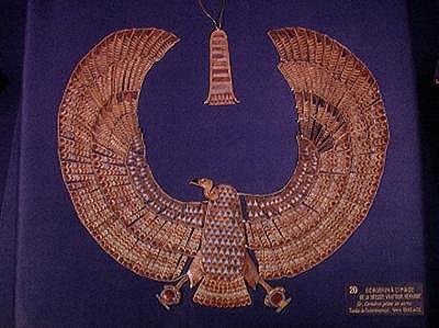 Colar na forma da deusa abutre Nekhbet, do túmulo de Tutancâmon (c.1370-52 aC) Novo reino (ouro incrustado com pedras semipreciosas) (ver também 227994) de Egyptian 18th Dynasty