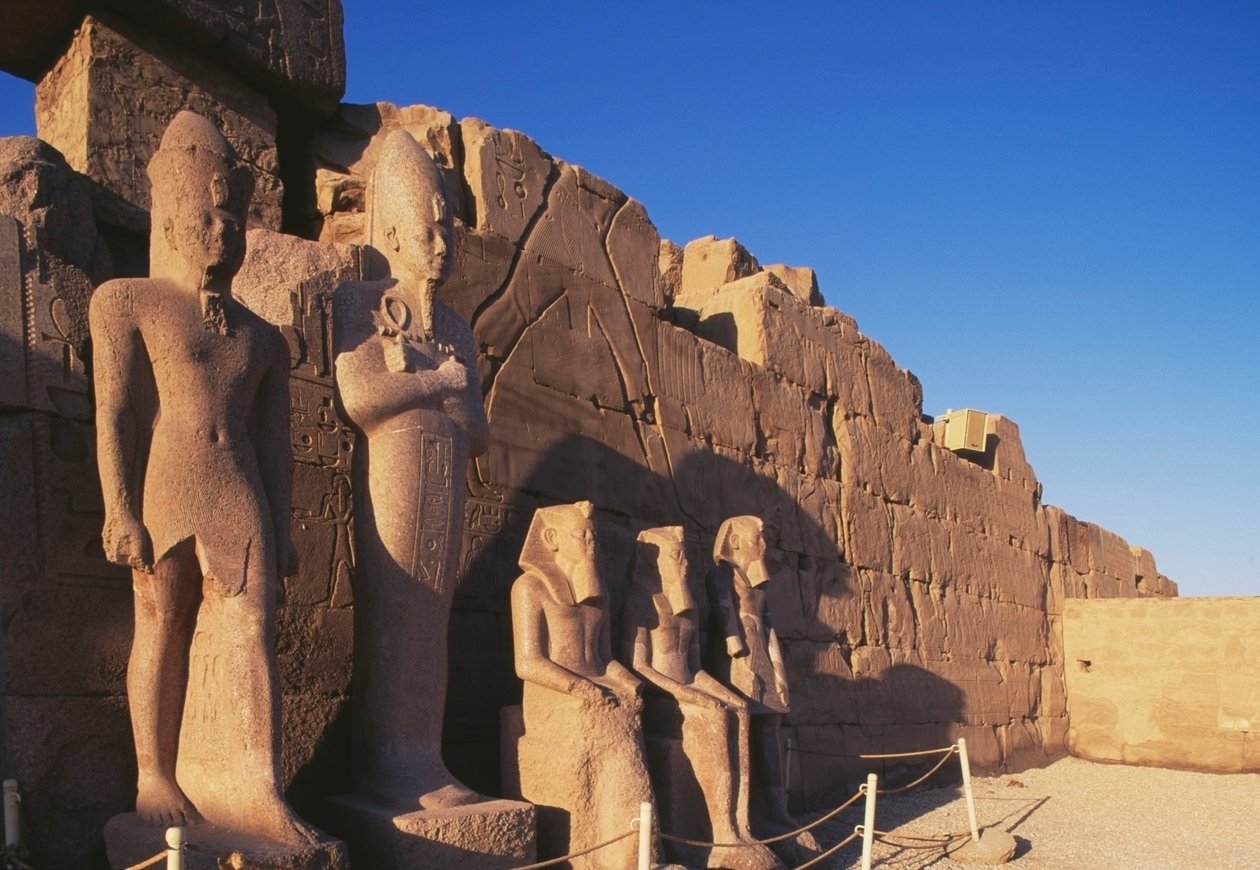 Estátuas colossais do Templo de Amon, Necrópole Tebana, Luxor, Egipto, Novo Reino, Dinastia XVIII de Egyptian 18th Dynasty
