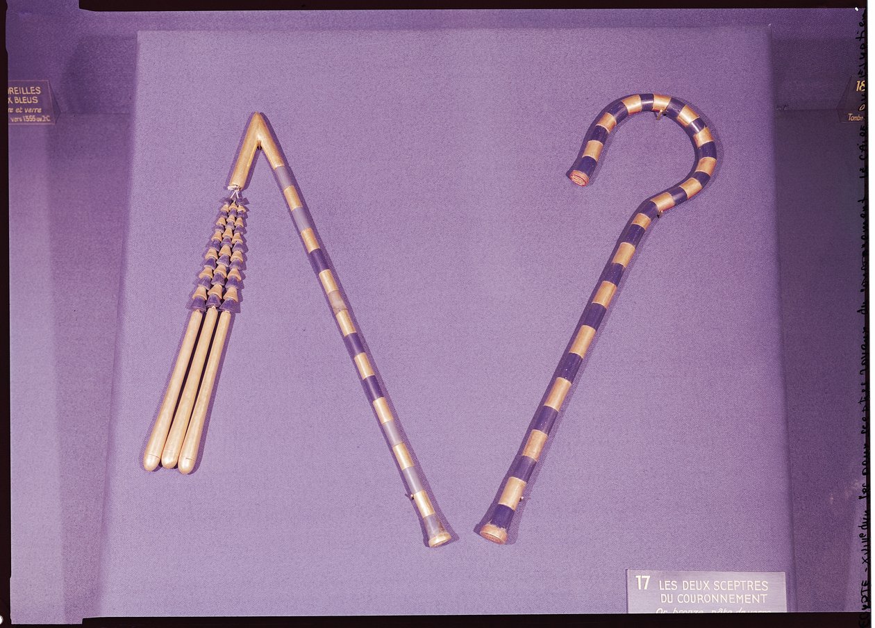 Crook e flail, do Túmulo de Tutankhamun (c.1370-1352 AC) Novo Reino (vidro azul, obsidiano e dourado montado sobre bronze) (ver também 227988) de Egyptian 18th Dynasty