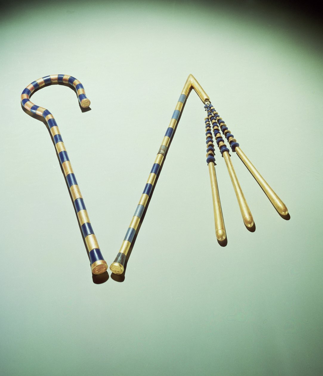 Crook e flail, do Túmulo de Tutankhamun (c.1370-1352 AC) Novo Reino (vidro azul, obsidiano e dourado montado sobre bronze) (ver também 167522) de Egyptian 18th Dynasty