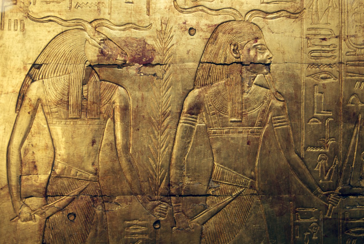 Divindades, gravura no painel traseiro da terceira capela funerária coberta de ouro, Tesouro de Tutankhamon, Egipto, Civilização egípcia, Novo Reino, Dinastia XVIII de Egyptian 18th Dynasty