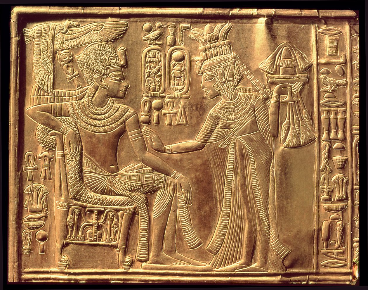 Detalhe do Santuário Dourado de Tutancâmon (c.1370-52 aC), representando a Rainha que o ungiu com o unguento perfumado, Novo Reino (madeira revestida com gesso coberto com folha de ouro) de Egyptian 18th Dynasty