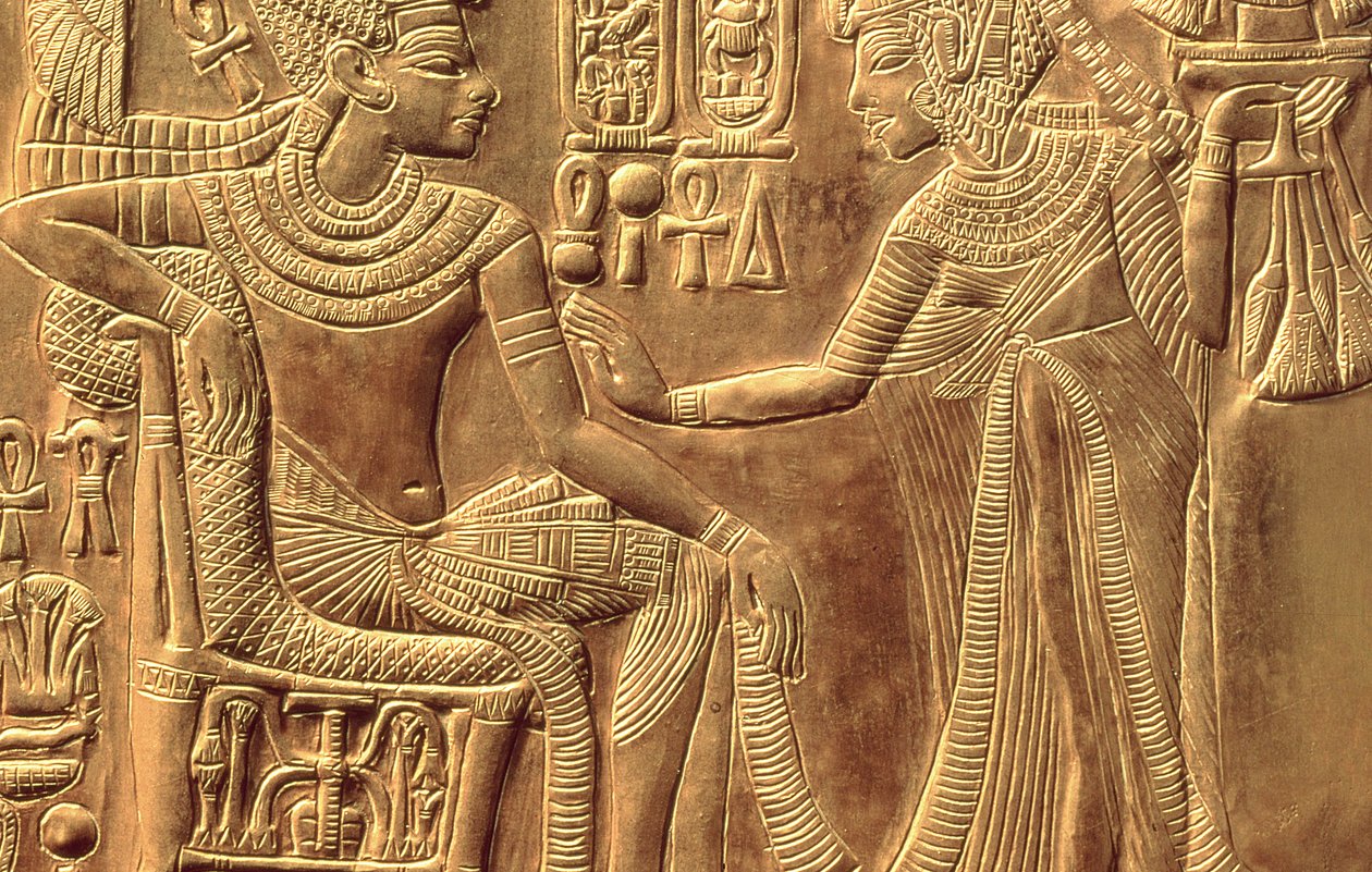 Detalhe do Santuário Dourado de Tutancâmon (c.1370-52 aC) retratando a Rainha ungindo-o com unguento perfumado, Novo Reino (madeira revestida de gesso coberta com folha de ouro) (detalhe de 148191) de Egyptian 18th Dynasty