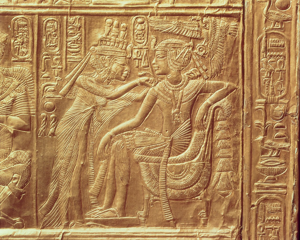 Detalhe do pequeno santuário de Tutancâmon representando a Rainha que prende um colar em volta do pescoço do rei, Novo Reino, c.1340 aC (folheado a ouro) (ver também 228562) de Egyptian 18th Dynasty