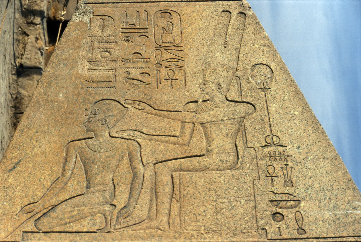 Detalhe do obelisco caído da rainha Hatshepsut de Egyptian 18th Dynasty