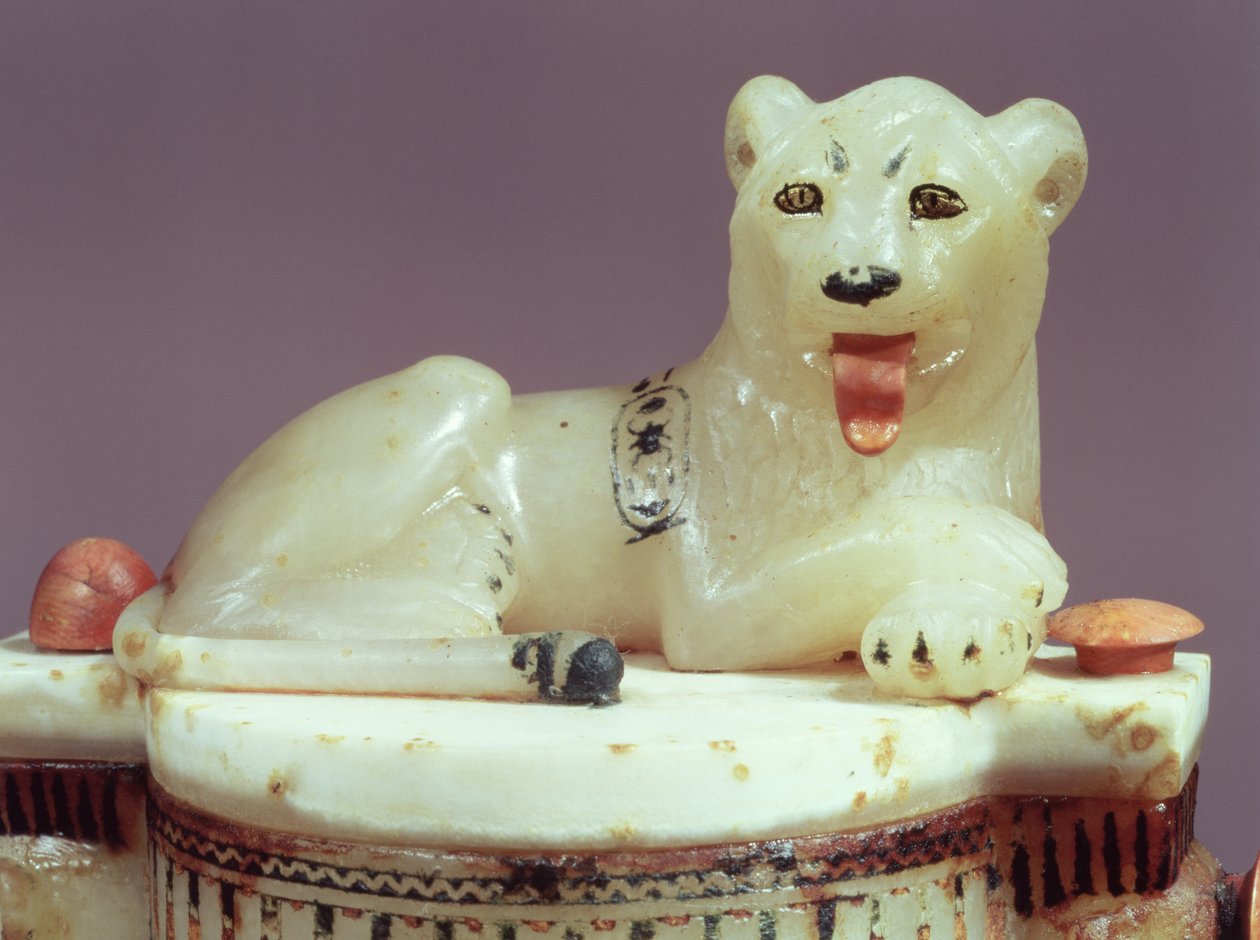 Detalhe da tampa de um frasco de unguento com a figura do rei como um leão, do túmulo de Tutancâmon (c.1370-52 aC) Novo Reino (pintado de alabastro) (ver também 148194) de Egyptian 18th Dynasty
